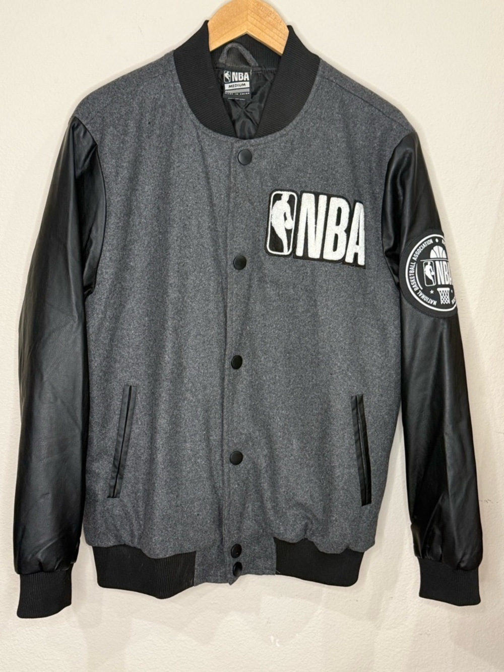NBA Bomber Jacket Medium Gray Wool Black Faux Leather Sleeves Men’s Size Medium